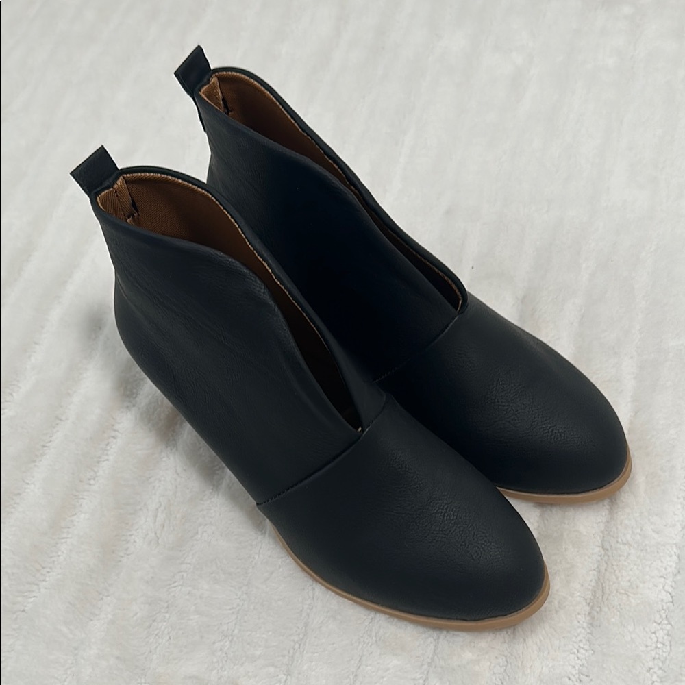 🦆 NWOT Amazon Bootie
